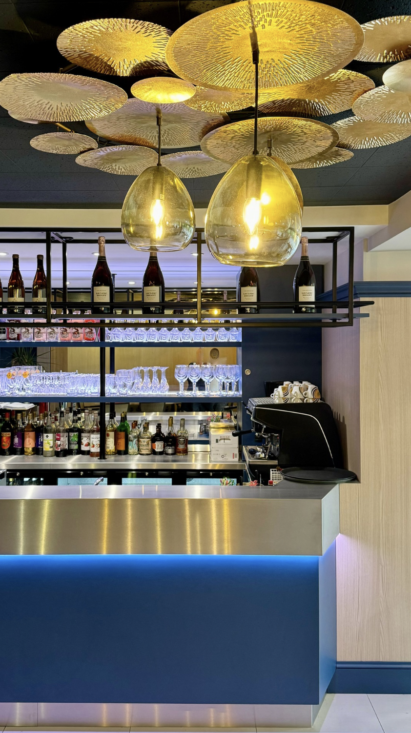 Bar moderne d’un restaurant à Auxerre avec luminaires dorés – projet JBB Architecture