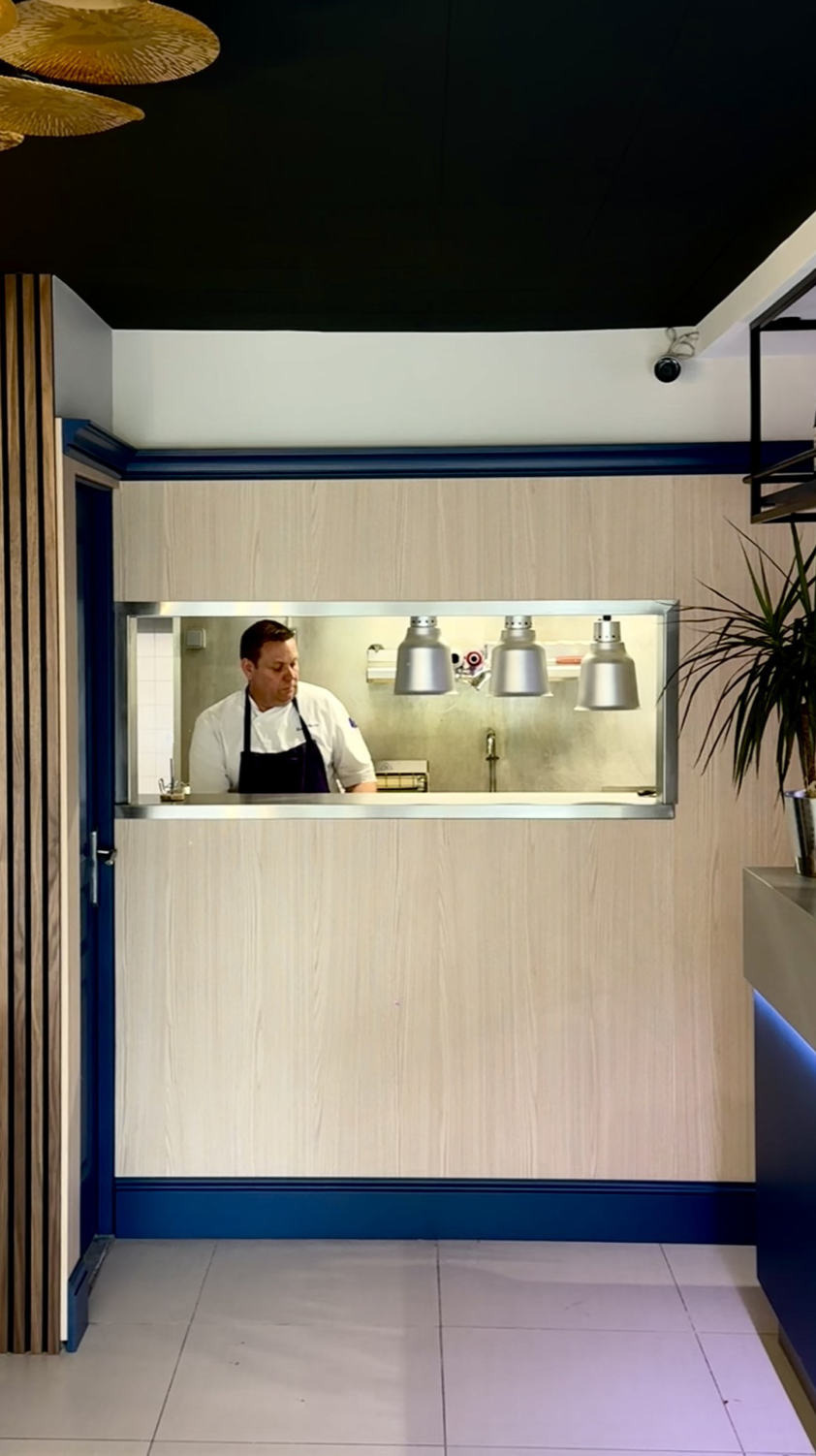 Cuisine ouverte d’un restaurant contemporain à Auxerre, projet JBB Architecture