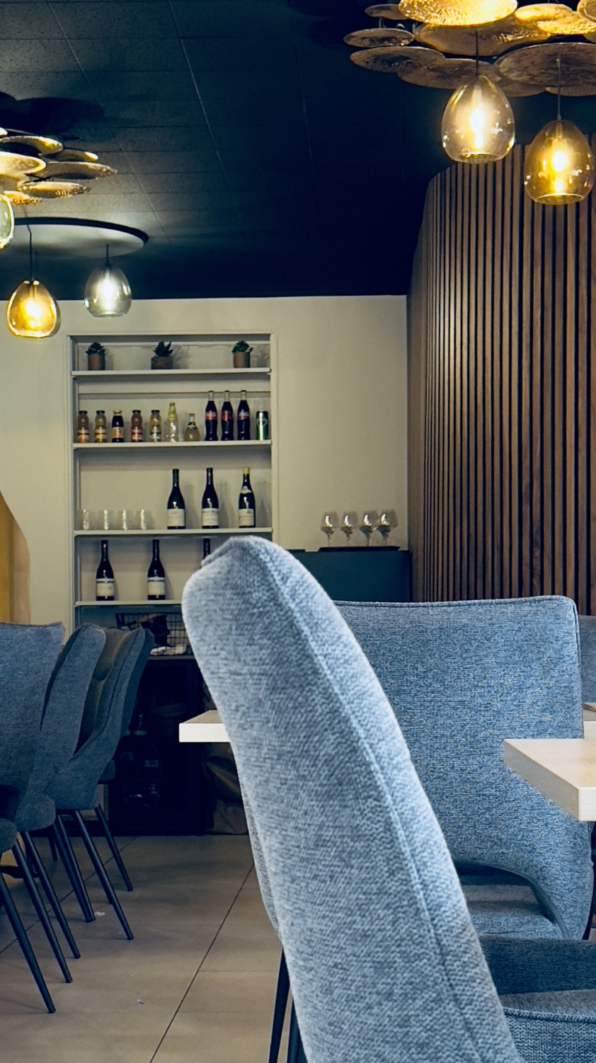 Salle de restaurant moderne à Auxerre avec mobilier design – projet JBB Architecture