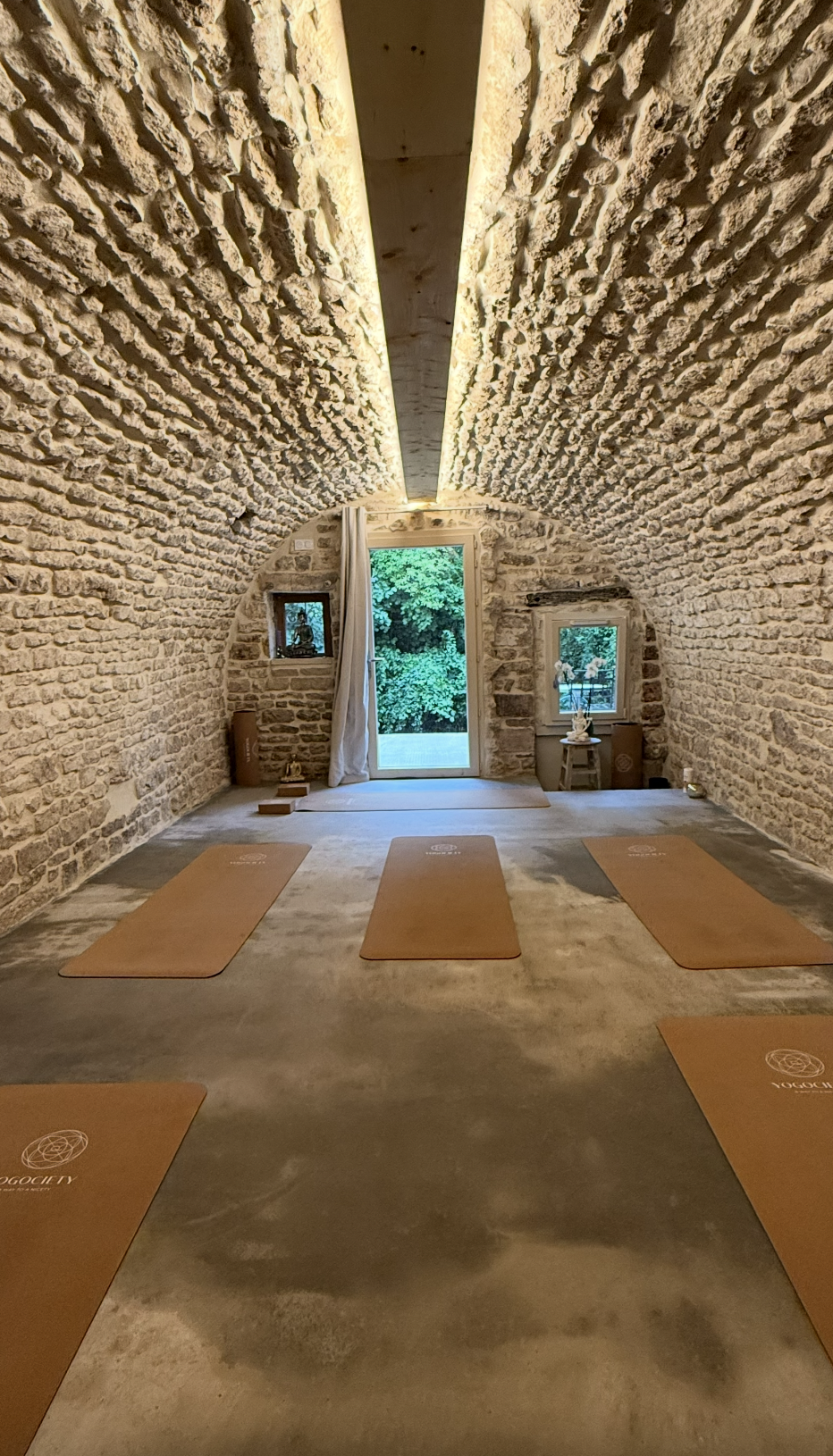 Salle voûtée en pierre aménagée pour la pratique du Yoga à Chablis – projet JBB Architecture