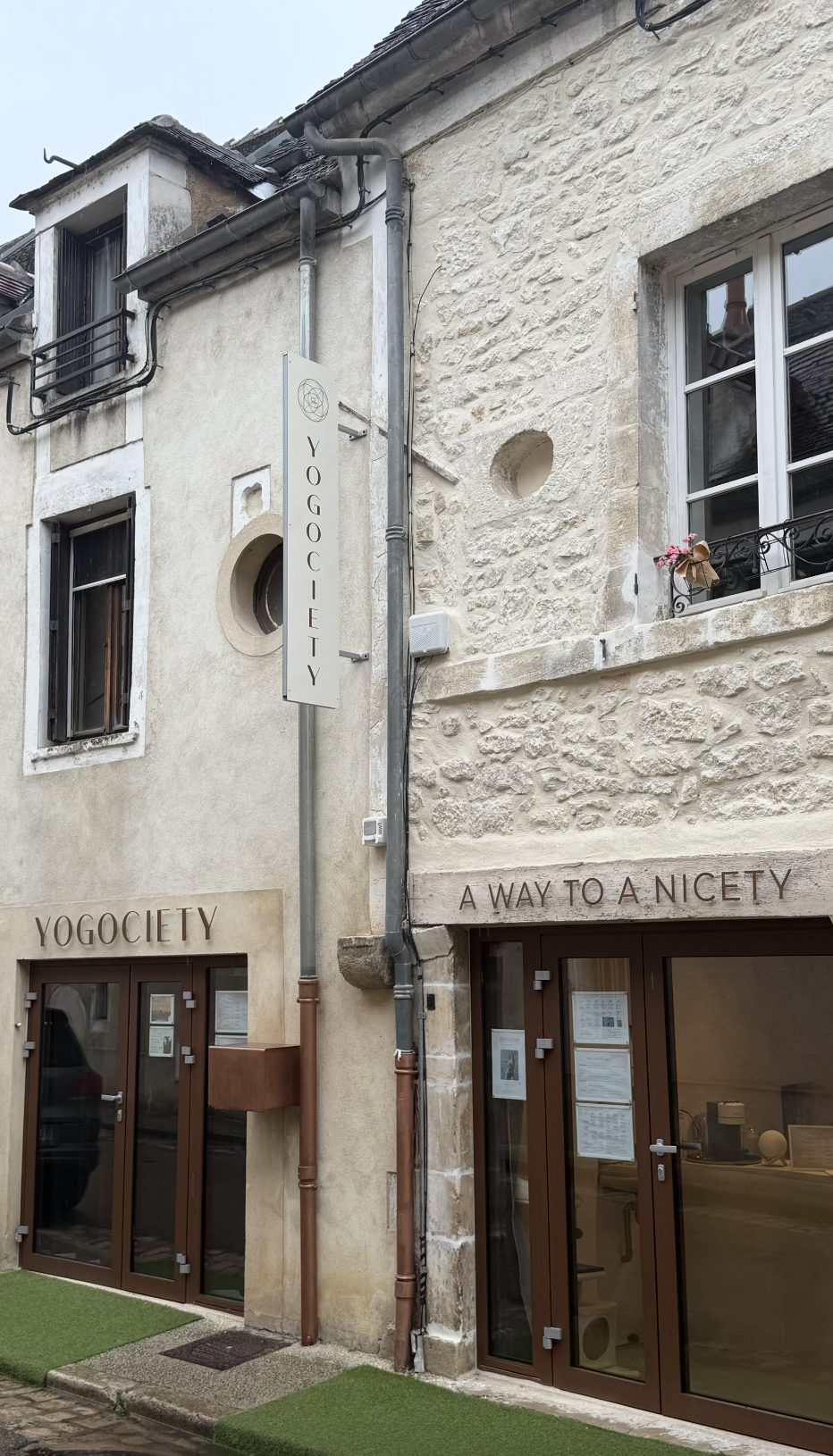 Façade extérieure du complexe de Yoga à Chablis – projet JBB Architecture