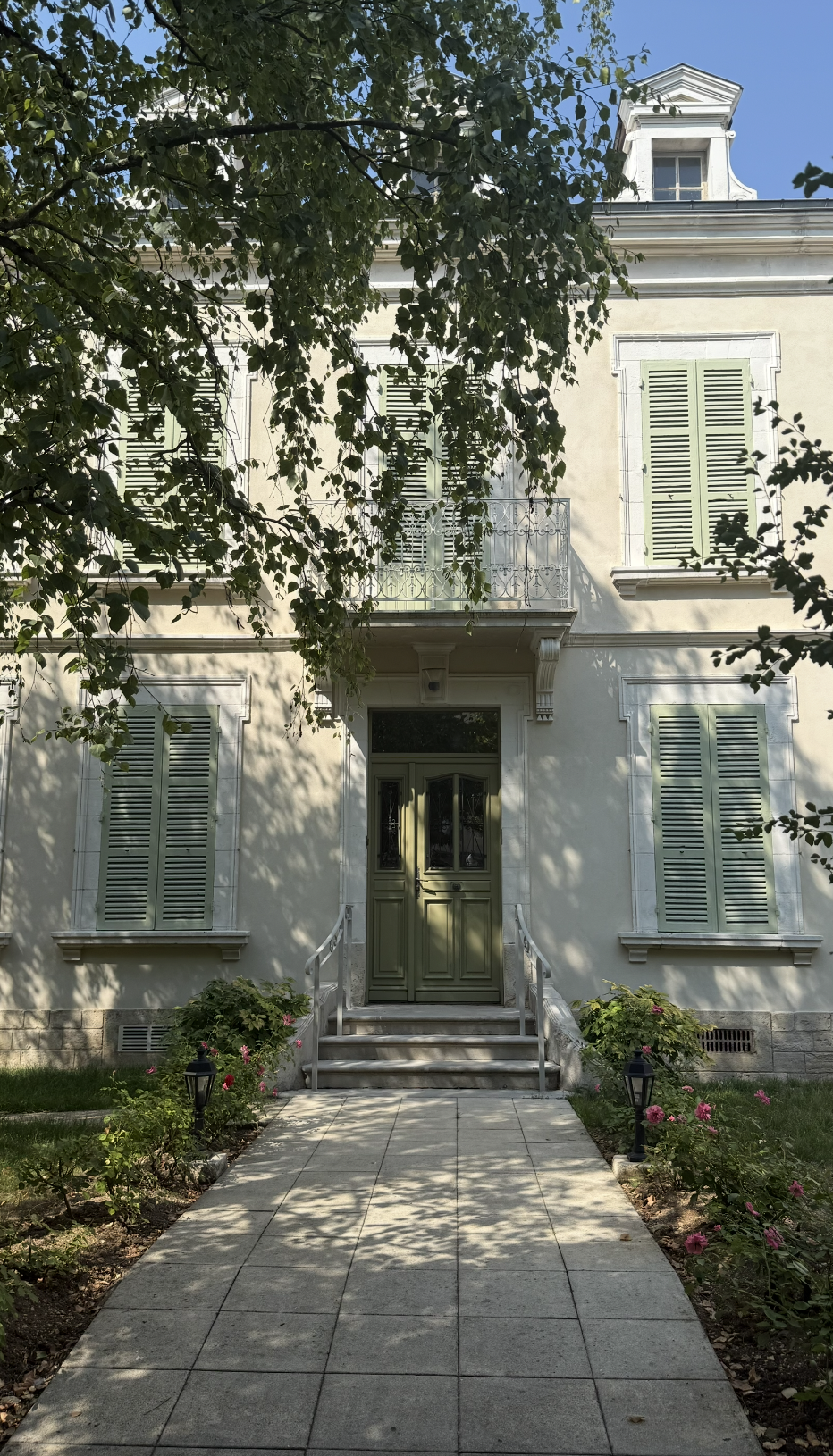 Réfection des abords d’une maison de maître à Auxerre avec façade classique et entrée rénovée – projet JBB Architecture par Jean-Baptiste Brulé