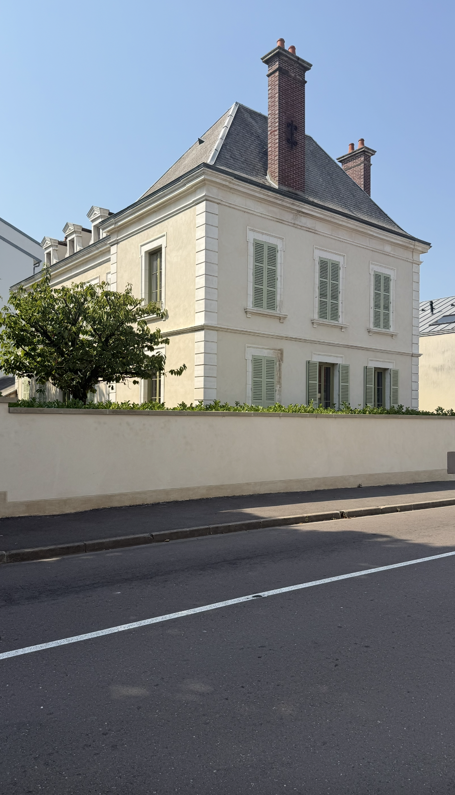 Vue latérale d’une maison de maître à Auxerre avec mur d’enceinte rénové – projet JBB Architecture par Jean-Baptiste Brulé