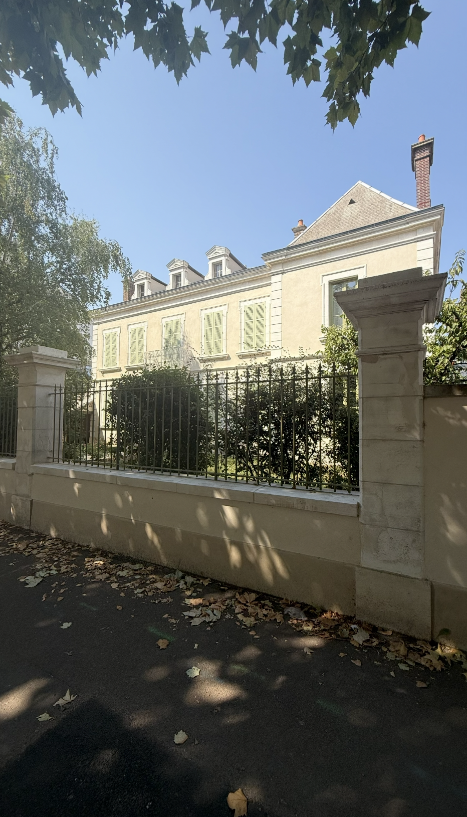 Maison de maître à Auxerre vue depuis la rue avec façade classique et clôture en pierre – projet JBB Architecture par Jean-Baptiste Brulé