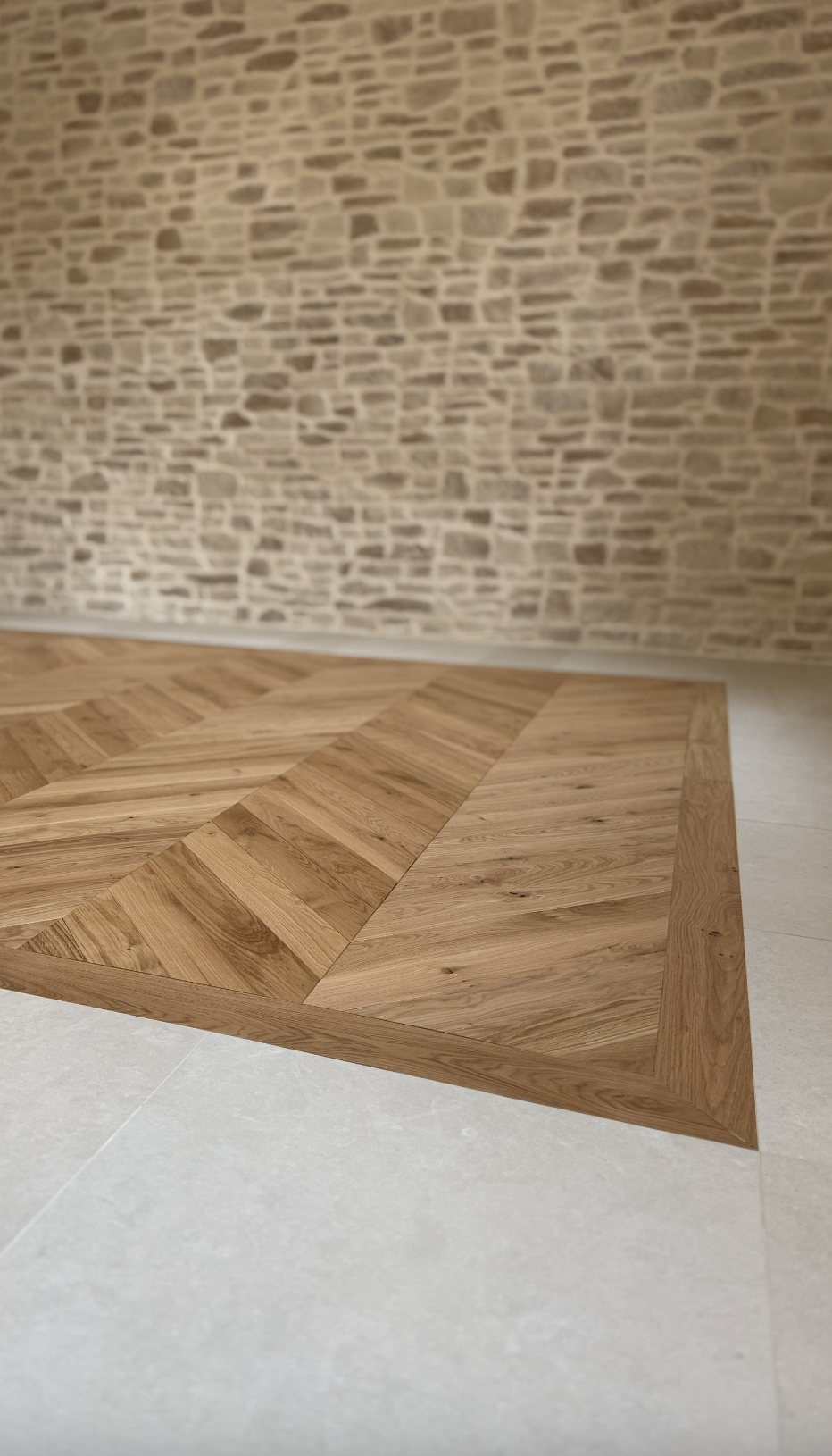 Mixte de sol en grès cérame et parquet chêne en pointe de Hongrie, aménagement intérieur haut de gamme – JBB Architecture par Jean-Baptiste Brulé