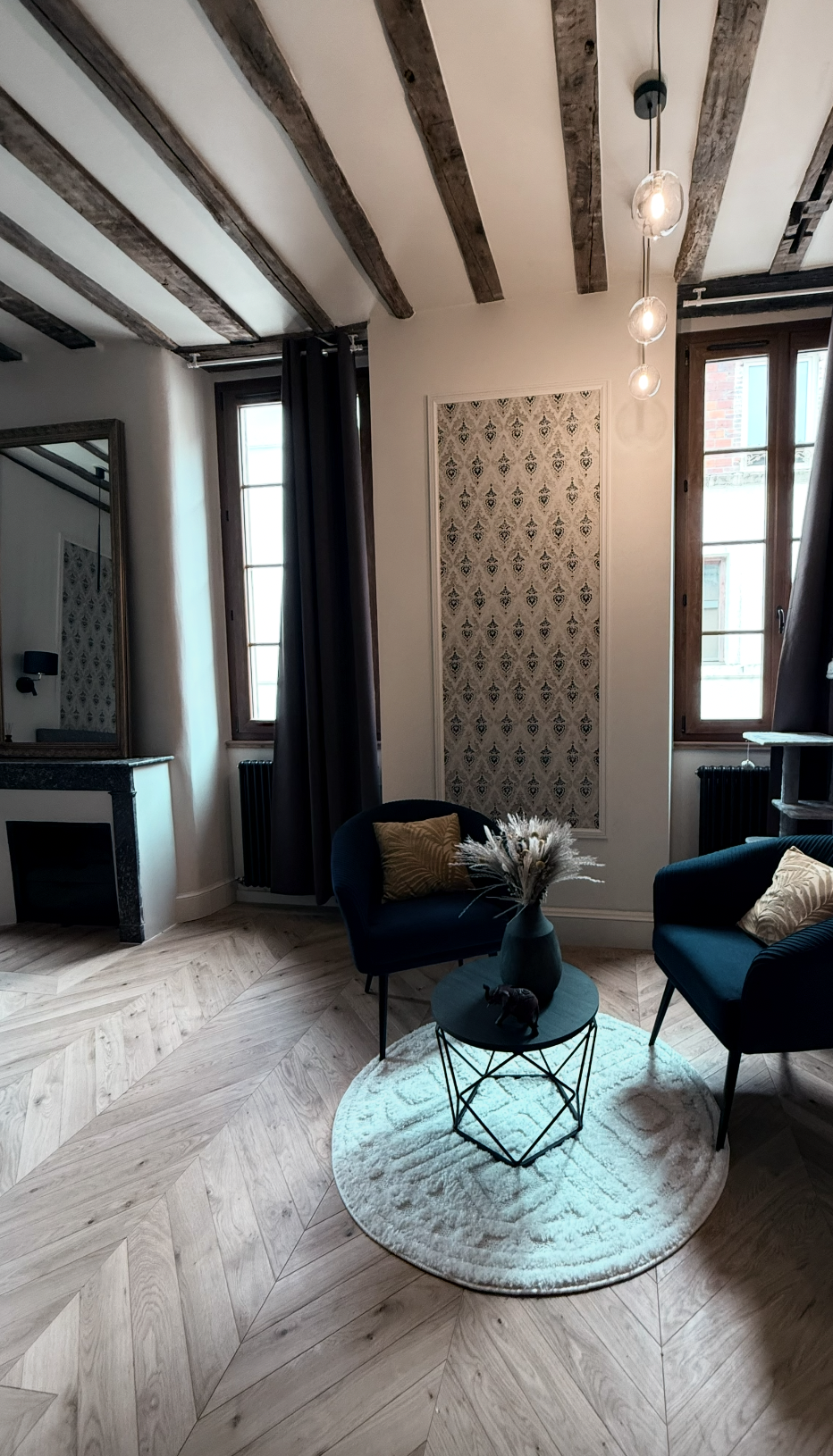 Rénovation d’une suite parentale dans une maison à Chablis avec parquet en chevrons, poutres apparentes et luminaires TK Lighting – projet JBB Architecture par Jean-Baptiste Brulé