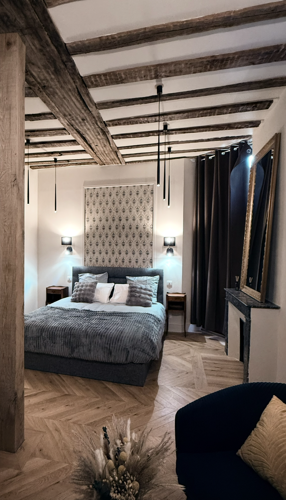 Aménagement d’une chambre parentale dans une maison à Chablis avec poutres apparentes, parquet chevron et luminaires Nowodvorski Lighting – projet JBB Architecture par Jean-Baptiste Brulé