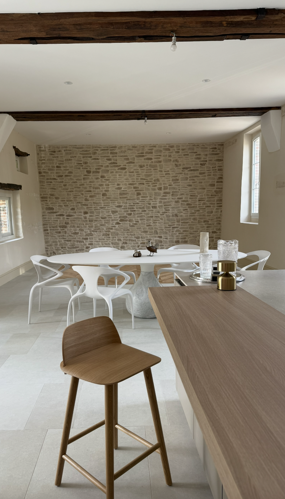 Rénovation d’une maison à Volgré avec cuisine moderne et mur en pierre apparente – projet JBB Architecture par Jean-Baptiste Brulé