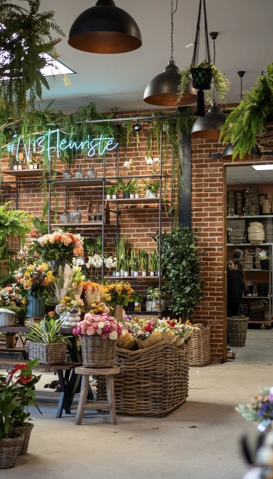 Aménagement intérieur d’un fleuriste à Auxerre avec mur en briques et agencement floral – projet JBB Architecture
