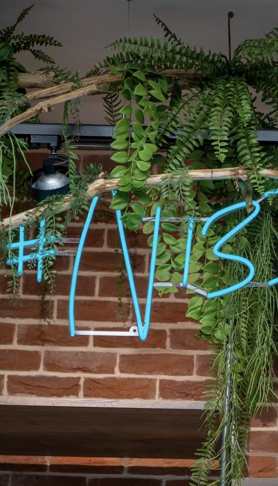 Décoration mur en brique avec végétation artificielle et néon bleu #N13 – design intérieur par Jean-Baptiste Brulé – JBB Architecture