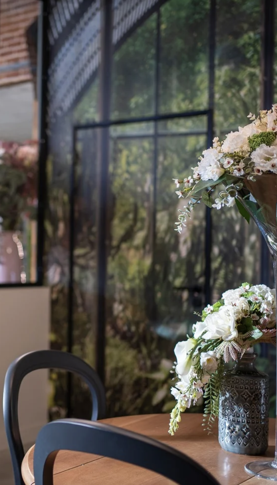 Détail floral et verrière intérieure dans un fleuriste à Auxerre – projet JBB Architecture par Jean-Baptiste Brulé