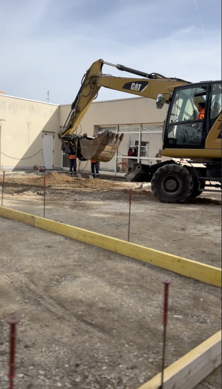 Travaux de réhabilitation du Centre Éducatif de Dreux avec engins de chantier – projet JBB Architecture