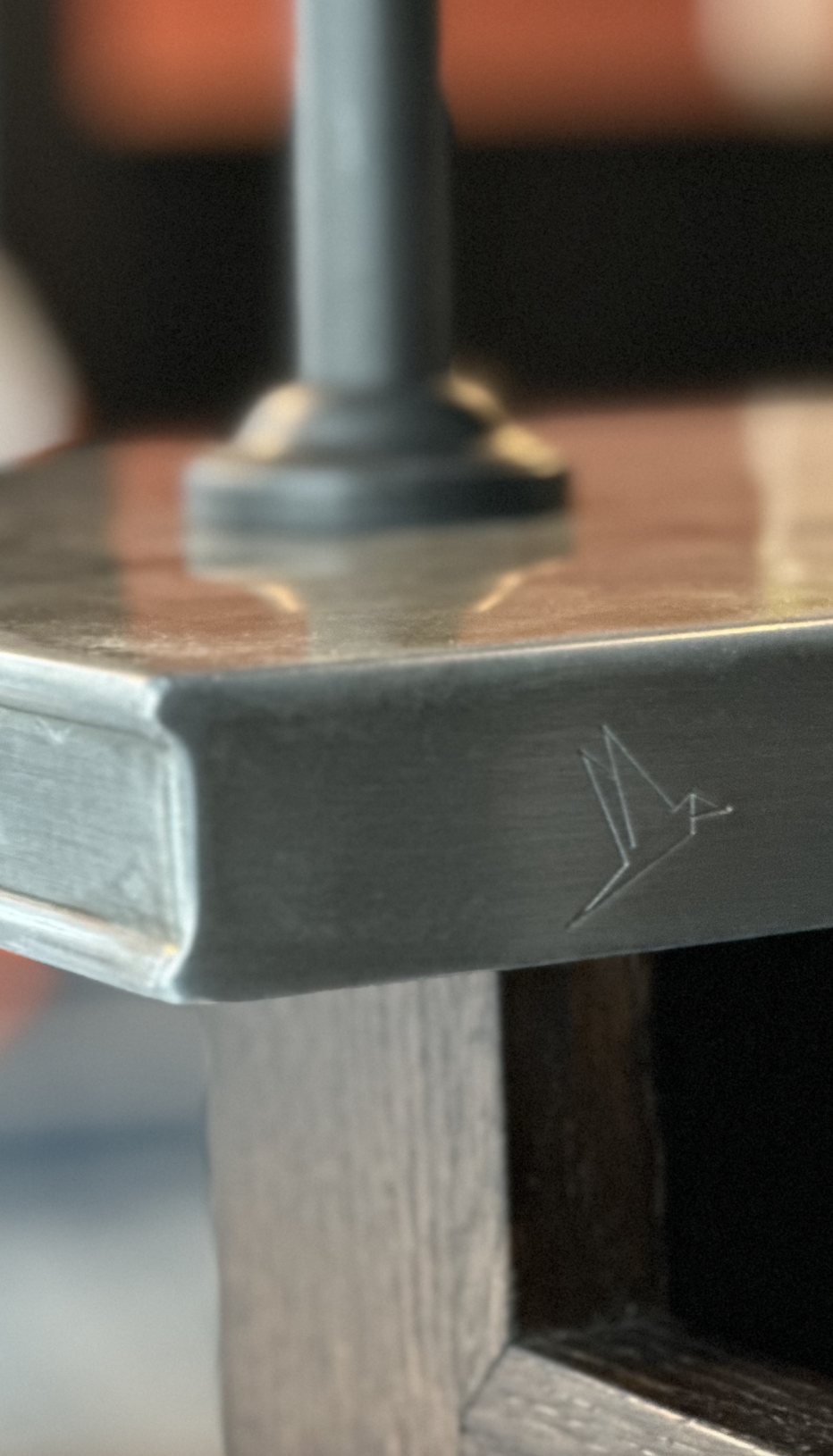 Comptoir de bar en zinc brut et ferronnerie sur mesure, design authentique et intemporel – JBB Architecture par Jean-Baptiste Brulé