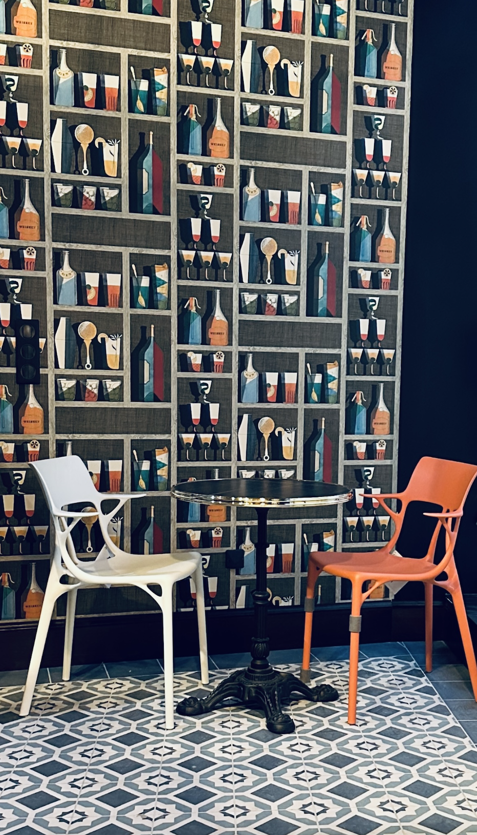 Mur décoratif graphique et assises colorées du POP POP Café à Auxerre - Chaise KATELL AI – projet JBB Architecture