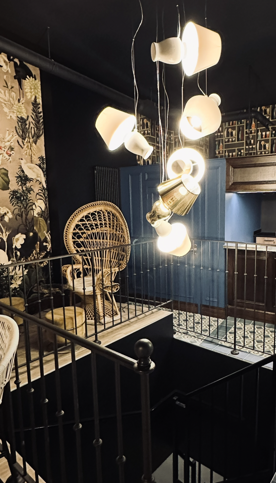 Création intérieure du POP POP Café à Auxerre avec suspension originale et fauteuil en rotin – projet JBB Architecture