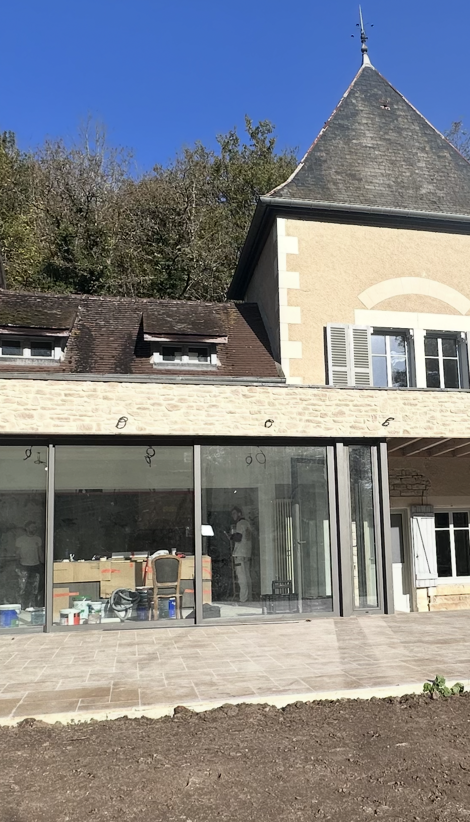 Extension d’une maison avec baie vitrée de 6 mètres par 3 mètres et revêtement en pierre de Bourgogne – projet JBB Architecture par Jean-Baptiste Brulé