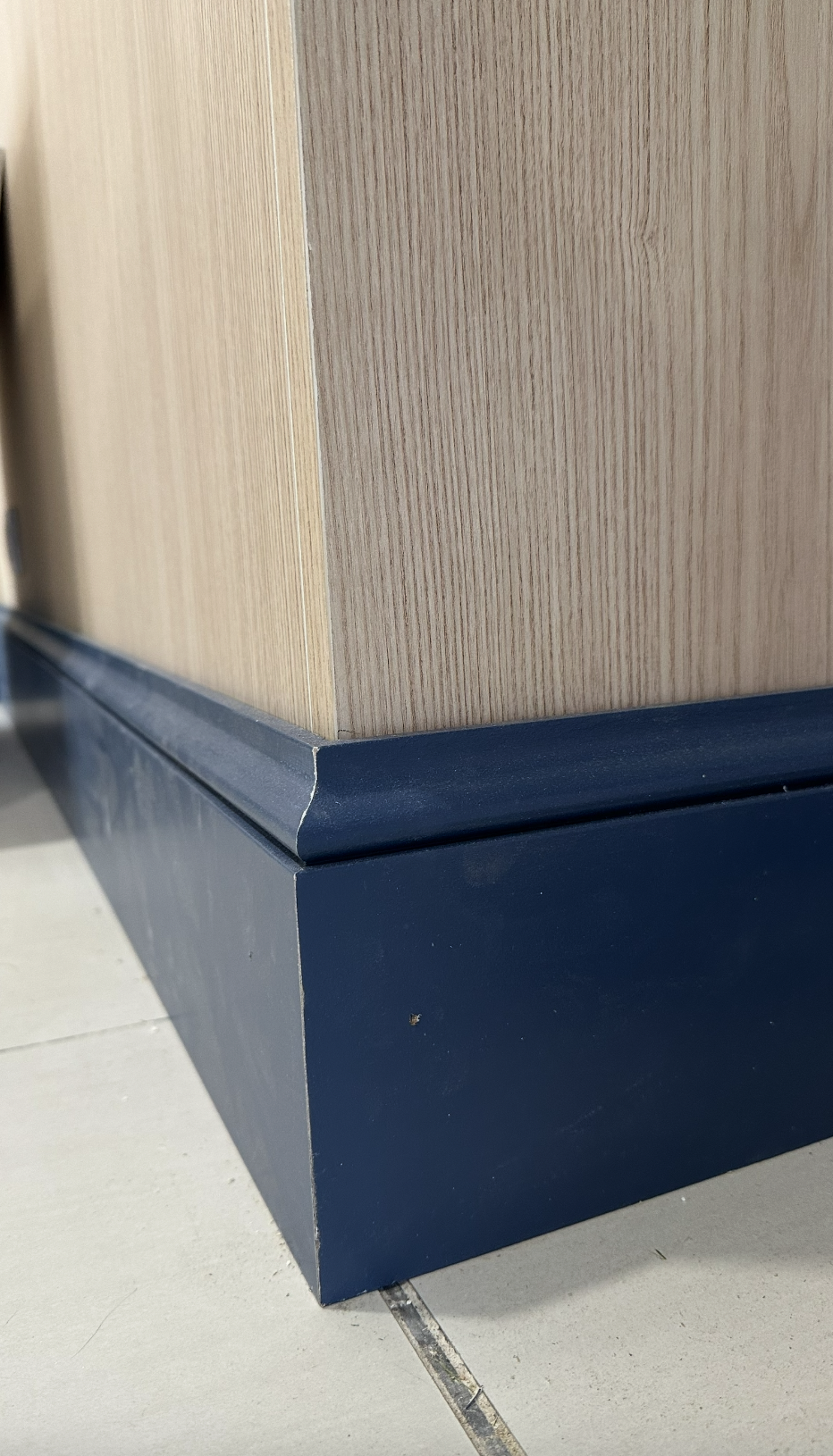 Plinthe médium avec doucine intégrée sur panneaux stratifiés Egger, finition élégante pour aménagement intérieur – JBB Architecture par Jean-Baptiste Brulé