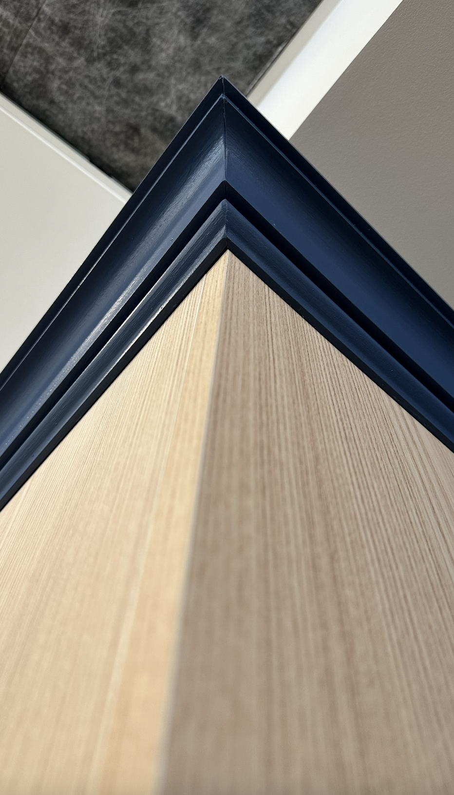 Création de cimaises en bois avec finition façon corniche, détail décoratif sur mesure – JBB Architecture par Jean-Baptiste Brulé