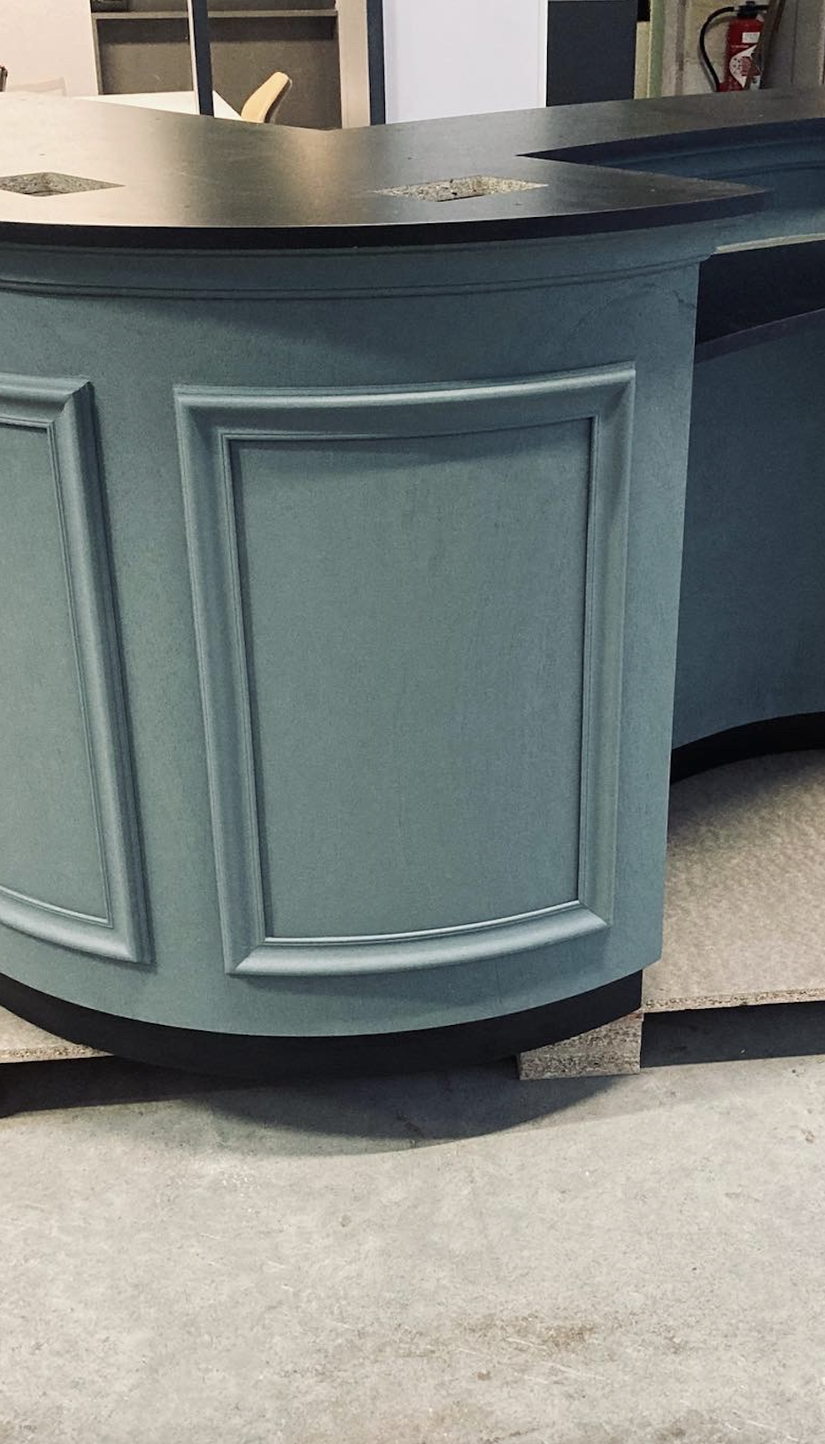 Banque d’accueil sur mesure en bois peint avec plateau robuste, aménagement intérieur professionnel – JBB Architecture par Jean-Baptiste Brulé