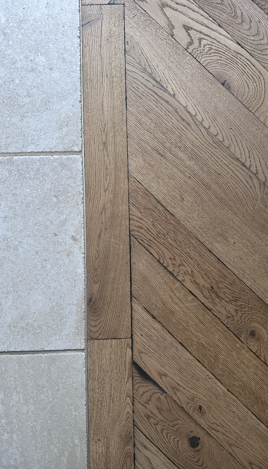 Sol mixte avec parquet en chêne pointe de Hongrie et pierre de Bourgogne, raffinement et tradition – JBB Architecture par Jean-Baptiste Brulé