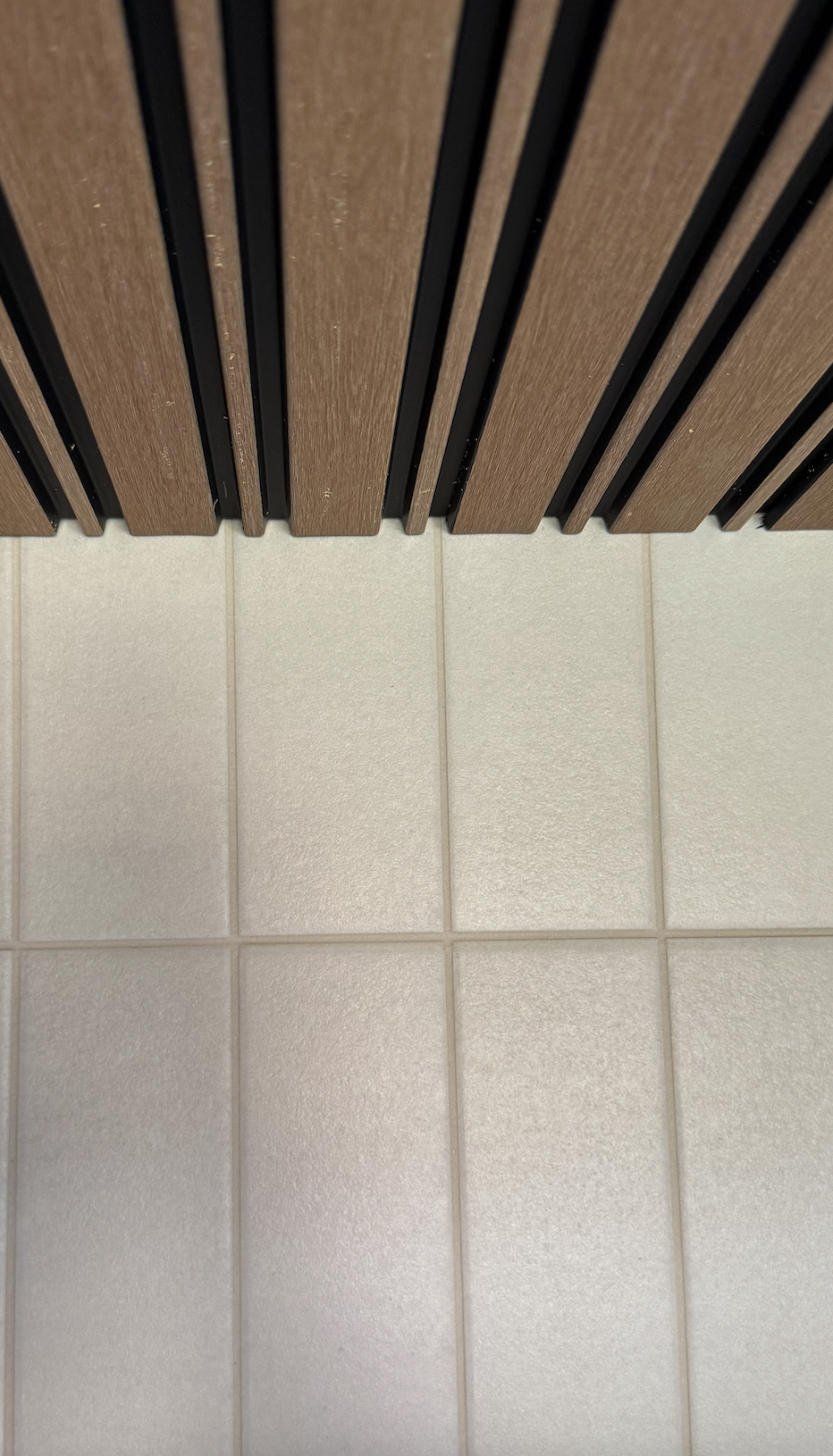 Plafond claire-voie en PVC bois et revêtement mural en grès cérame, design architectural contemporain – JBB Architecture par Jean-Baptiste Brulé