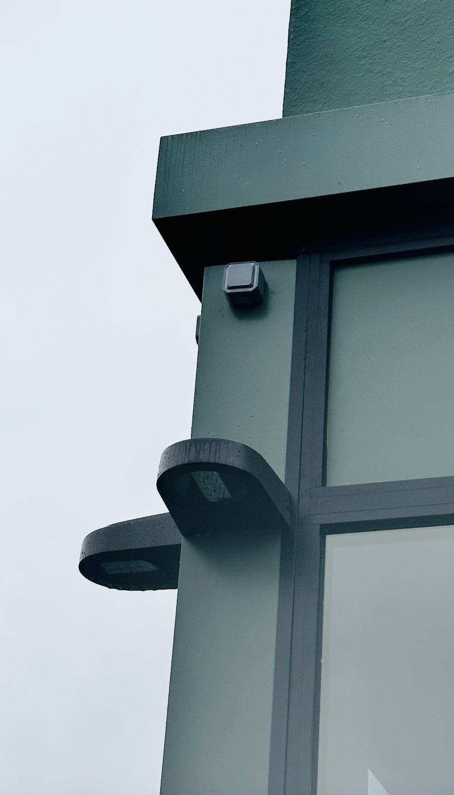 Luminaire extérieur SG Lighting intégré sur façade contemporaine, éclairage architectural LED – JBB Architecture par Jean-Baptiste Brulé