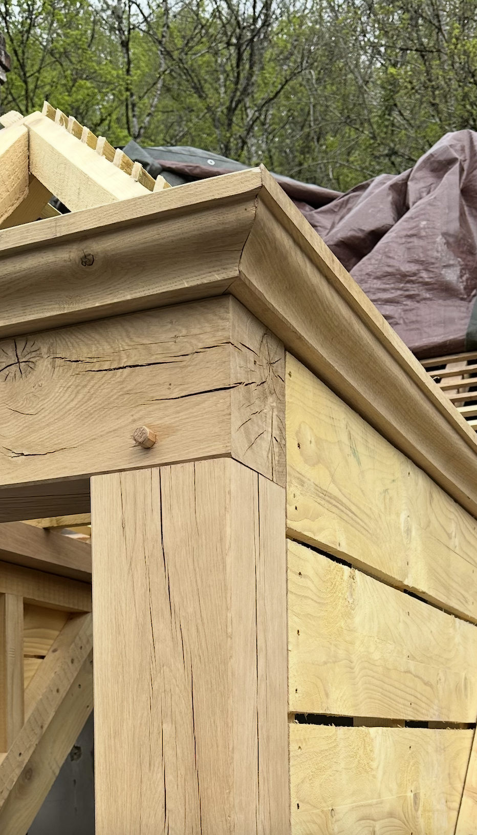 Lucarne capucine en bois massif, chêne de Bourgogne, détail de charpente traditionnelle – JBB Architecture par Jean-Baptiste Brulé