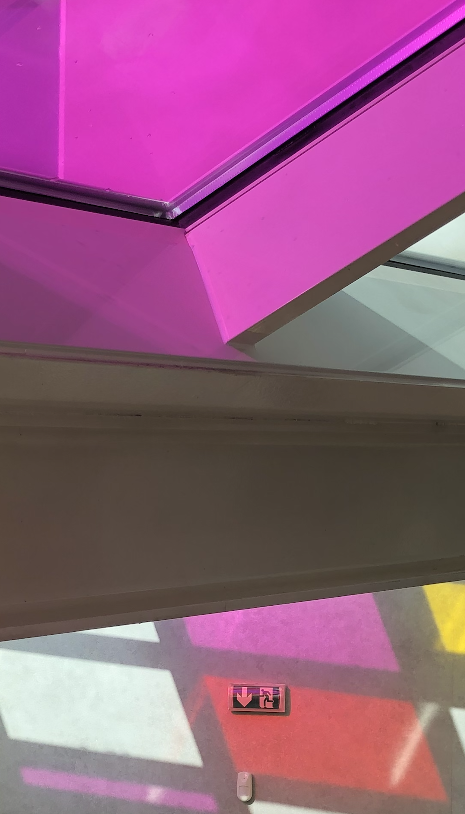 Verrière contemporaine avec jeu de couleurs et éclairage zénithal, architecture intérieure design – JBB Architecture par Jean-Baptiste Brulé