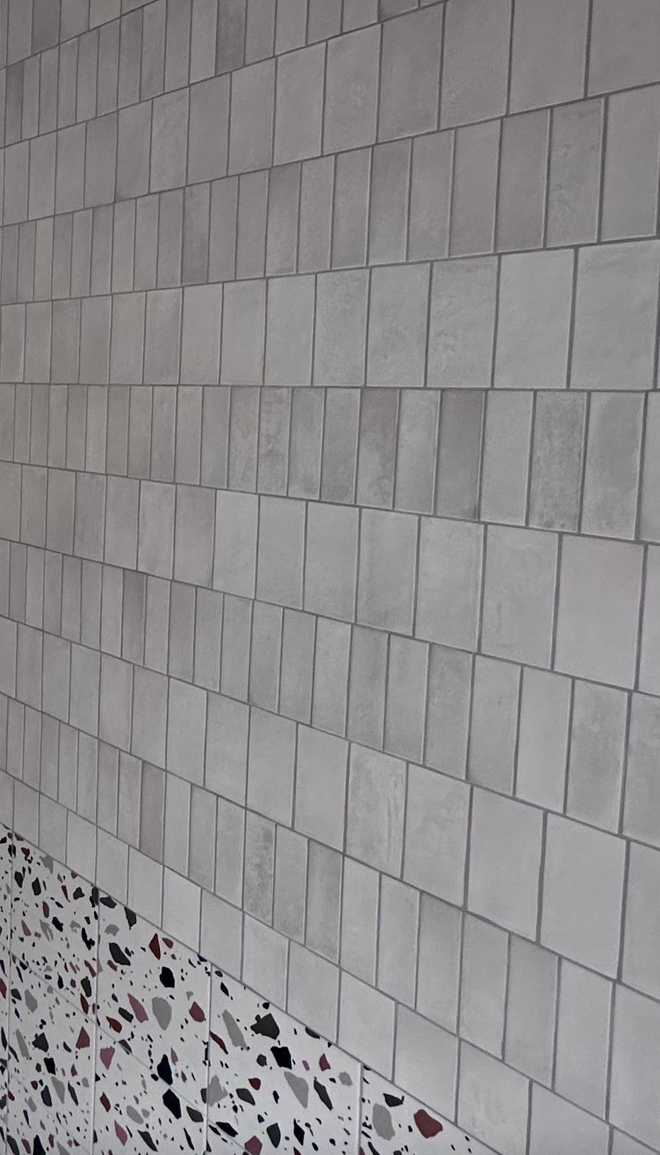 Association de zellige artisanal et terrazzo minéral, alliance contemporaine de textures – JBB Architecture par Jean-Baptiste Brulé