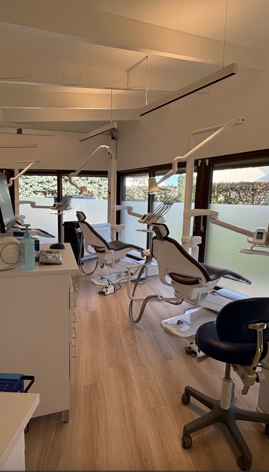 Le projet associe toit-terrasse végétalisé et bassin aquatique, conciliant modernité architecturale et respect de l’environnement. Une approche durable signée Jean-Baptiste Brulé – JBB Architecture.