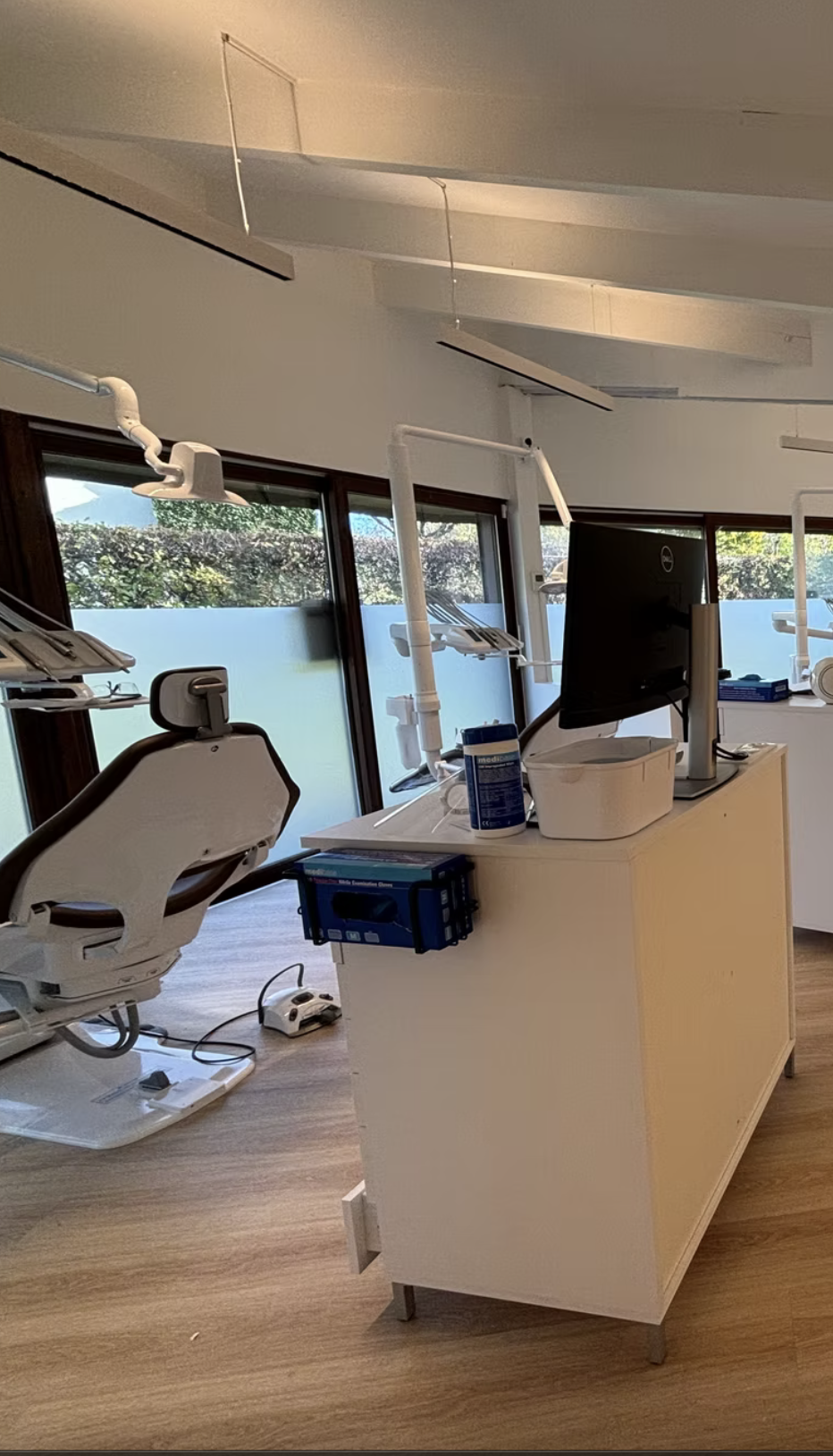 Cabinet d’orthodontie réhabilité à Champs-sur-Yonne avec banque d’accueil, salle radio et salles de soins – projet Jean-Baptiste Brulé – JBB Architecture