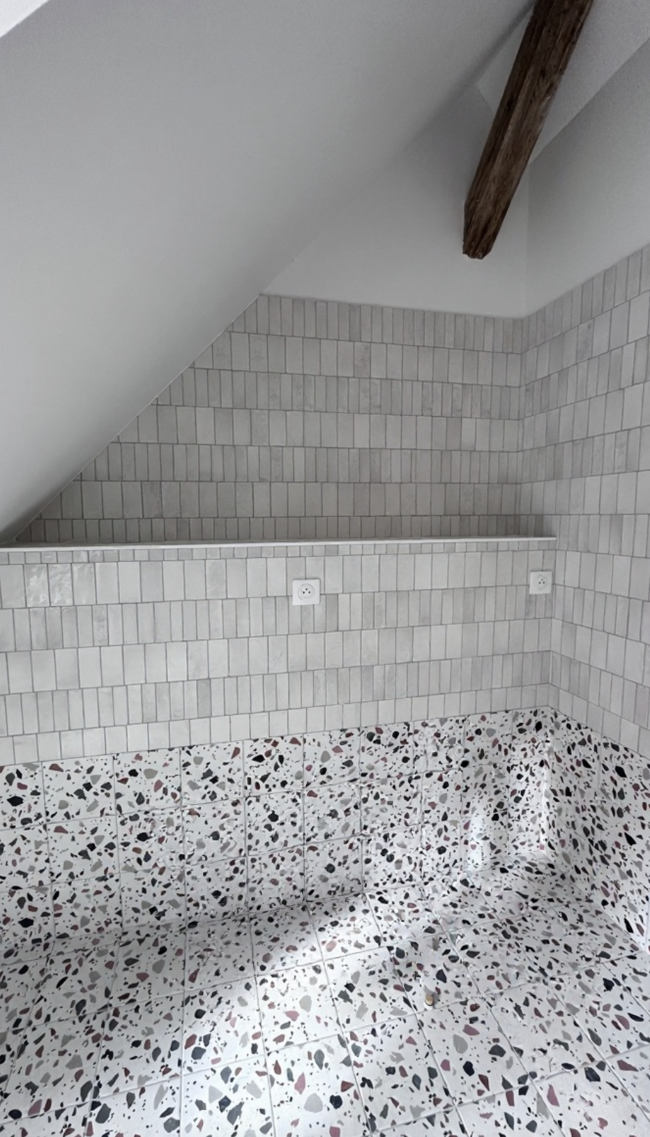 Aménagement d’une salle de bain avec faïence artisanale zellige et sol en terrazzo dans une maison rénovée – projet JBB Architecture par Jean-Baptiste Brulé
