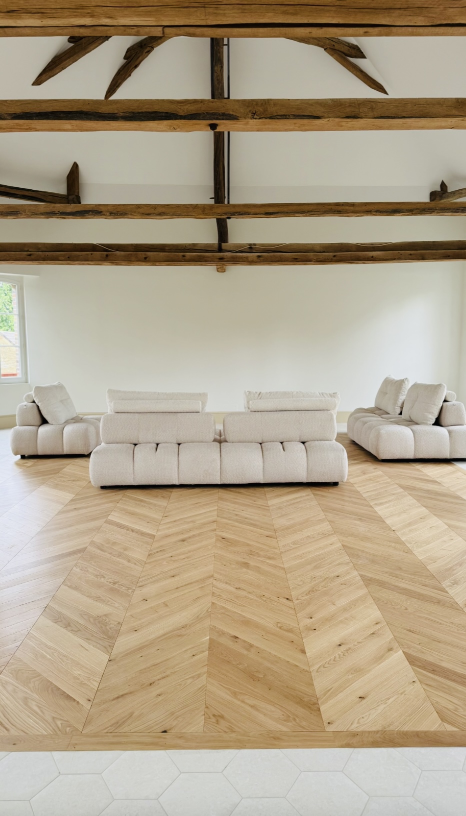 Aménagement d’une salle de cinéma particulier dans une maison à Volgré avec poutres apparentes – projet JBB Architecture par Jean-Baptiste Brulé