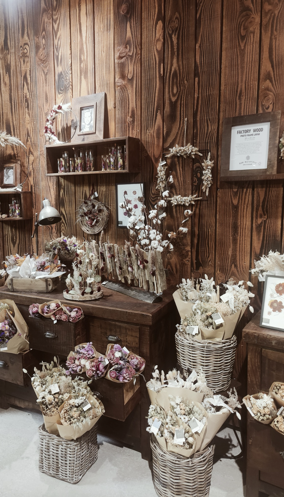 Aménagement d’un fleuriste à Auxerre avec mur en bois et compositions florales – projet JBB Architecture par Jean-Baptiste Brulé