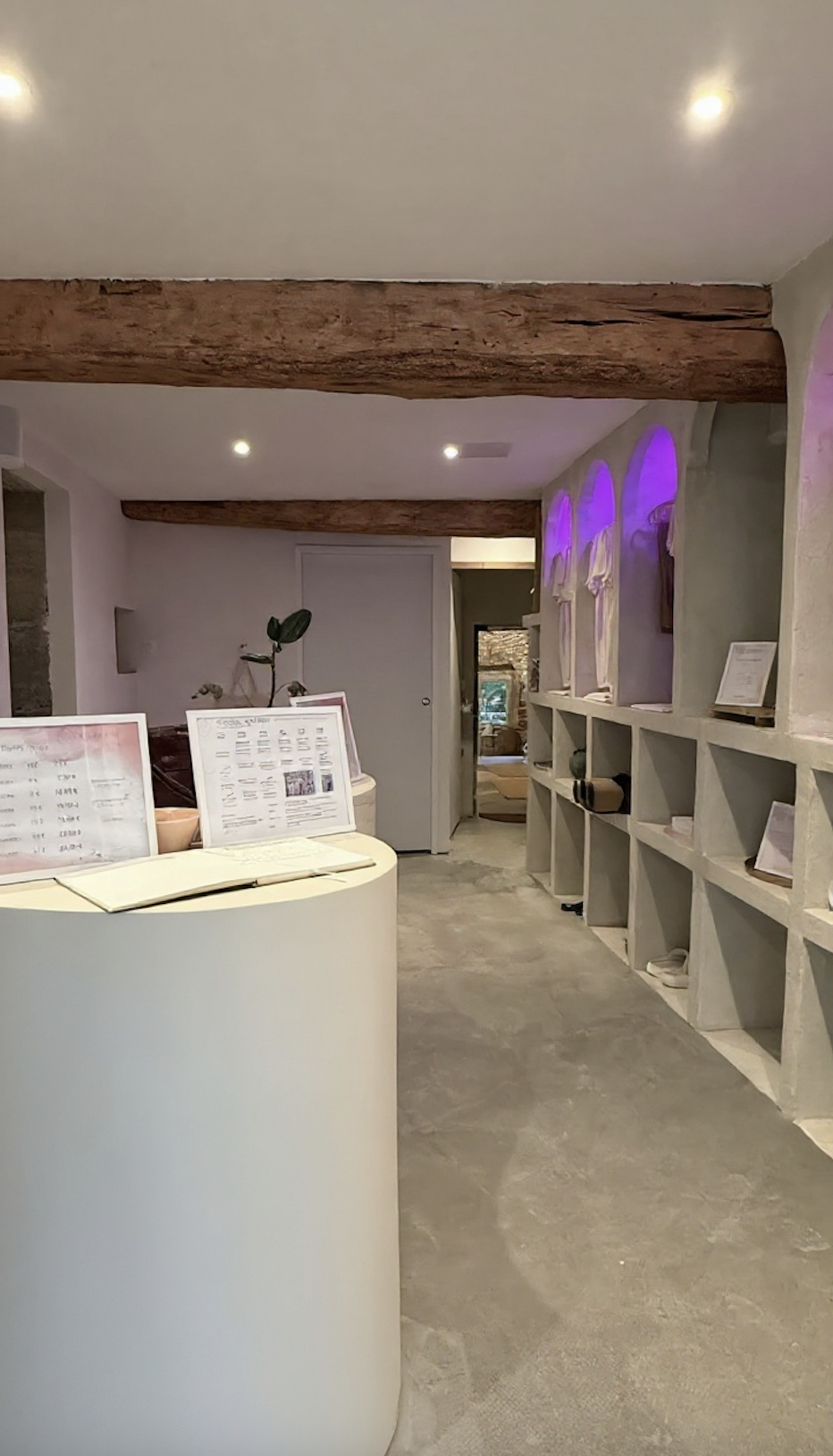 Accueil et espace boutique du centre de Yoga à Chablis – projet JBB Architecture