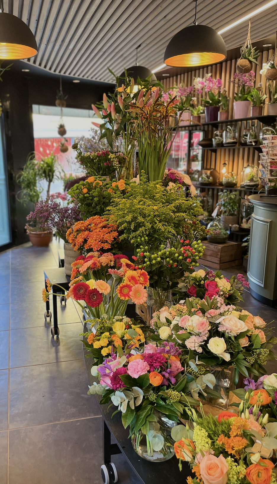 Aménagement intérieur d’un fleuriste à Auxerre avec bouquets colorés et agencement moderne – projet JBB Architecture