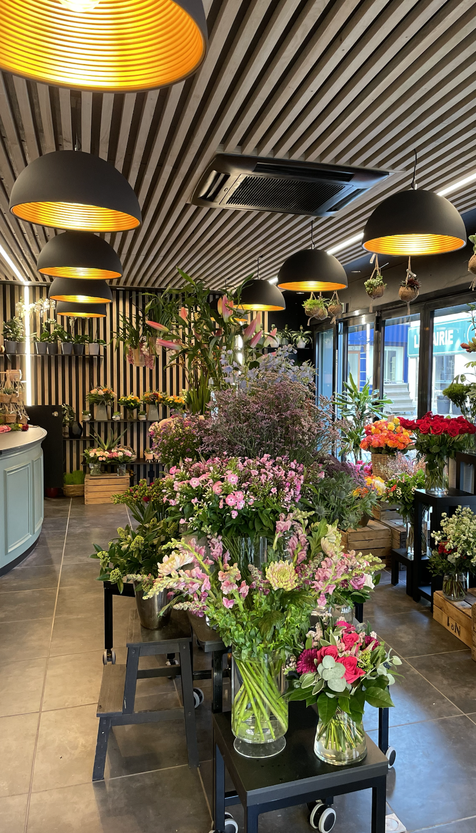 Vue d’ensemble de l’aménagement intérieur d’un fleuriste à Auxerre, quartier historique – Plafond et mur à clair voie projet - JBB Architecture