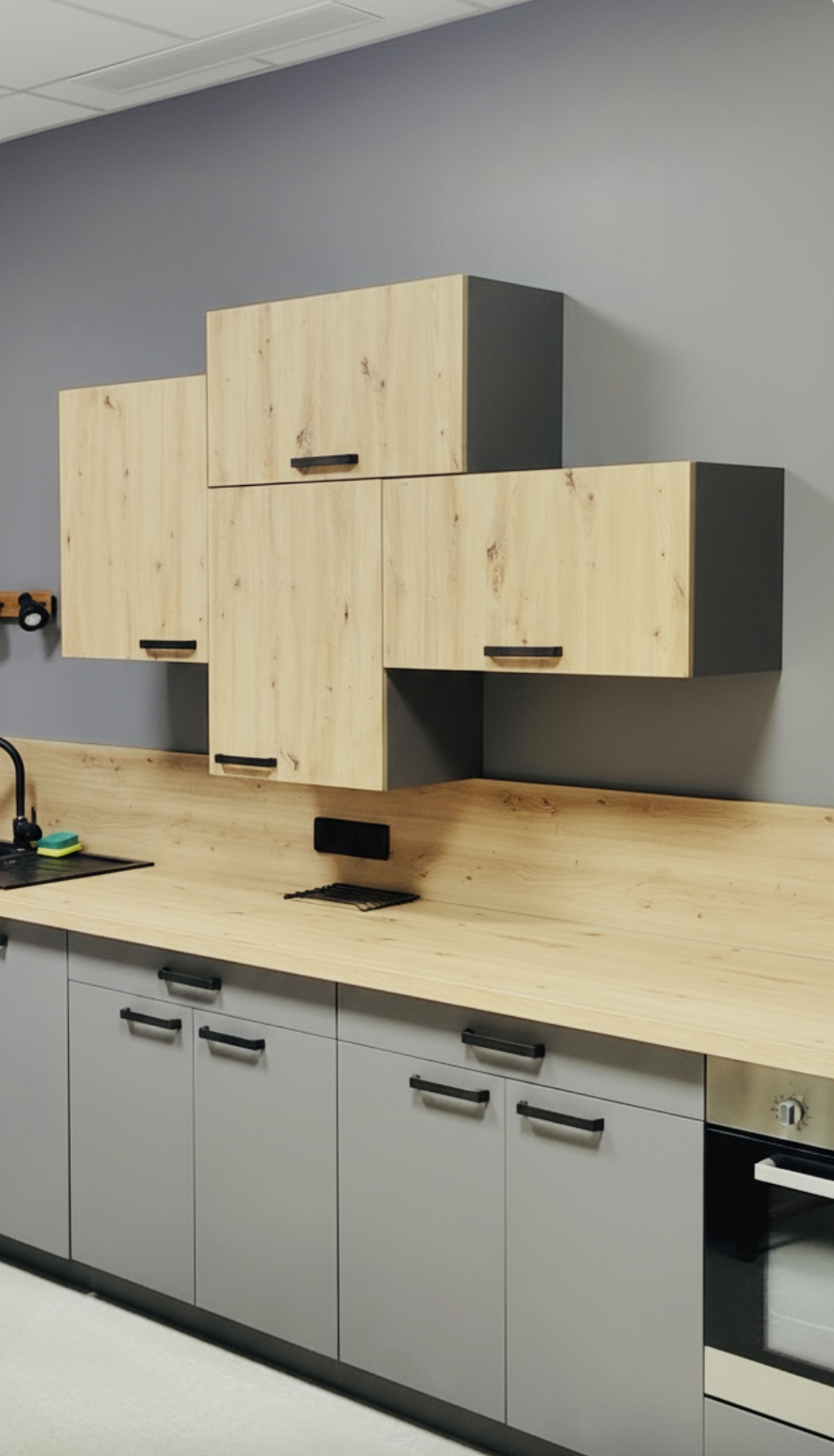 Aménagement de cuisine professionnelle avec meubles en stratifié bois clair et façades gris mat, mobilier sur mesure – JBB Architecture par Jean-Baptiste Brulé