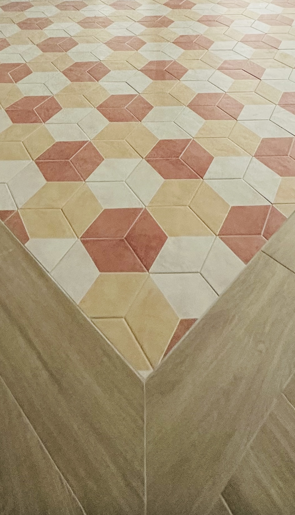 Carrelage hexagonal effet 3D rouge, beige et jaune – aménagement sol par Jean-Baptiste Brulé – JBB Architecture