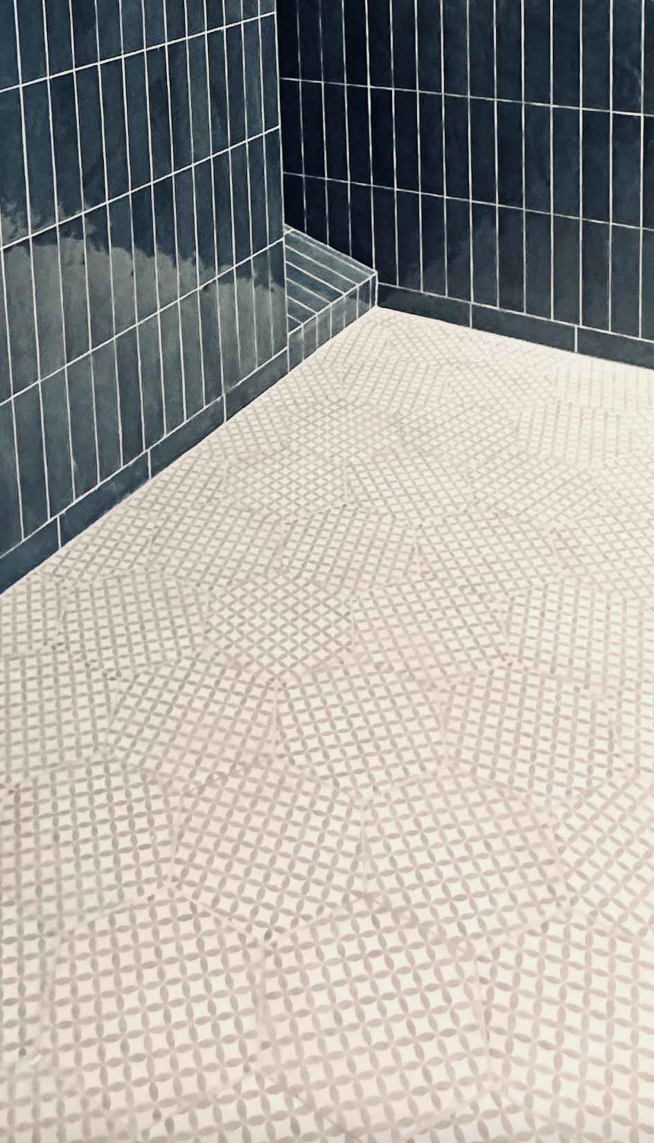 WC PMR contemporaine avec faïence murale bleu profond et carrelage de sol graphique géométrique clair – JBB Architecture par Jean-Baptiste Brulé