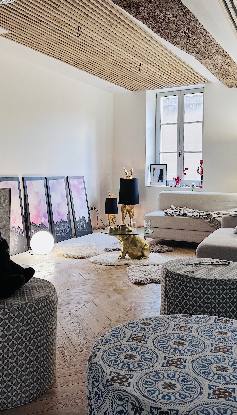 Salon personnel de Jean-Baptiste Brulé – plafond en lames bois, poufs Fatboy design, table basse dorée, ambiance contemporaine – projet JBB Architecture