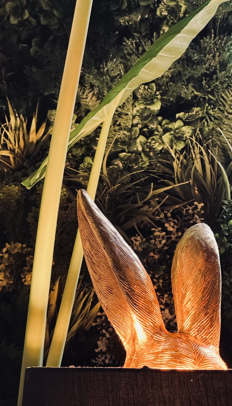 Luminaire décoratif en forme d’oreilles de lapin dorées intégré à un mur végétalisé lumineux – JBB Architecture par Jean-Baptiste Brulé