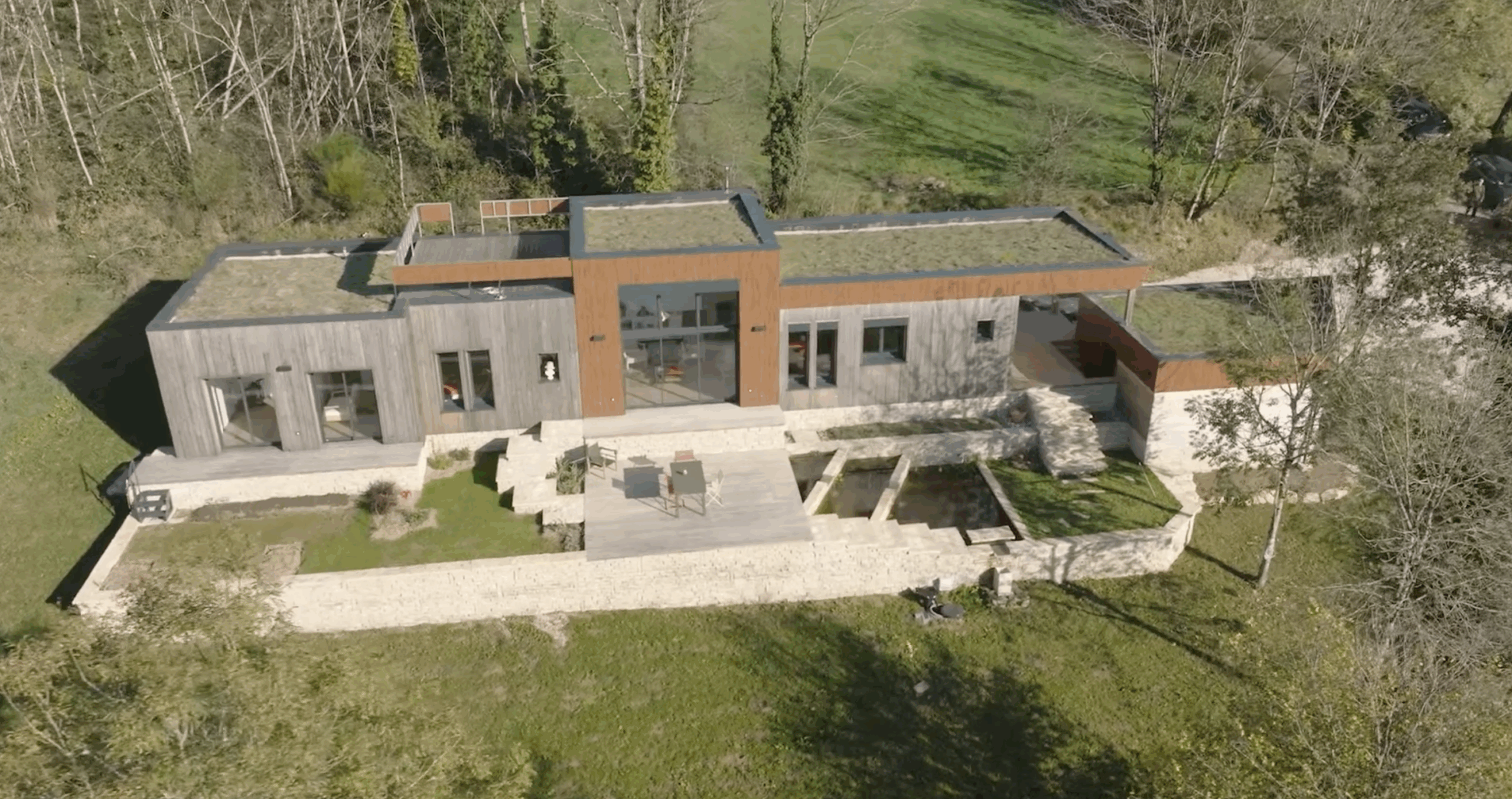 Maison contemporaine avec toit végétalisé et bassin aquatique – projet Jean-Baptiste Brulé – JBB Architecture