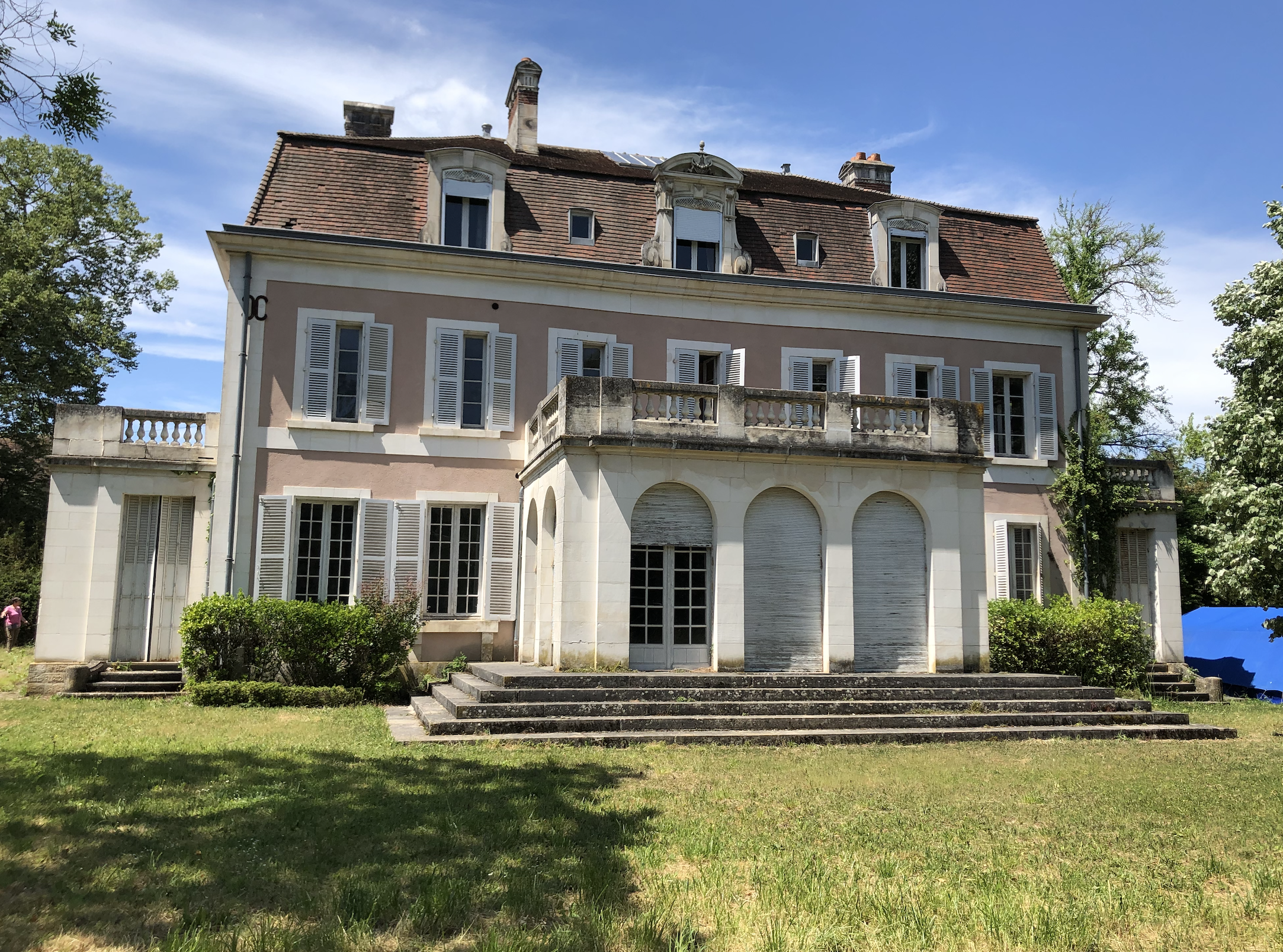 Façade arrière du Château des Chesney dans l’Yonne avec terrasse et baies cintrées – projet Jean-Baptiste Brulé – JBB Architecture