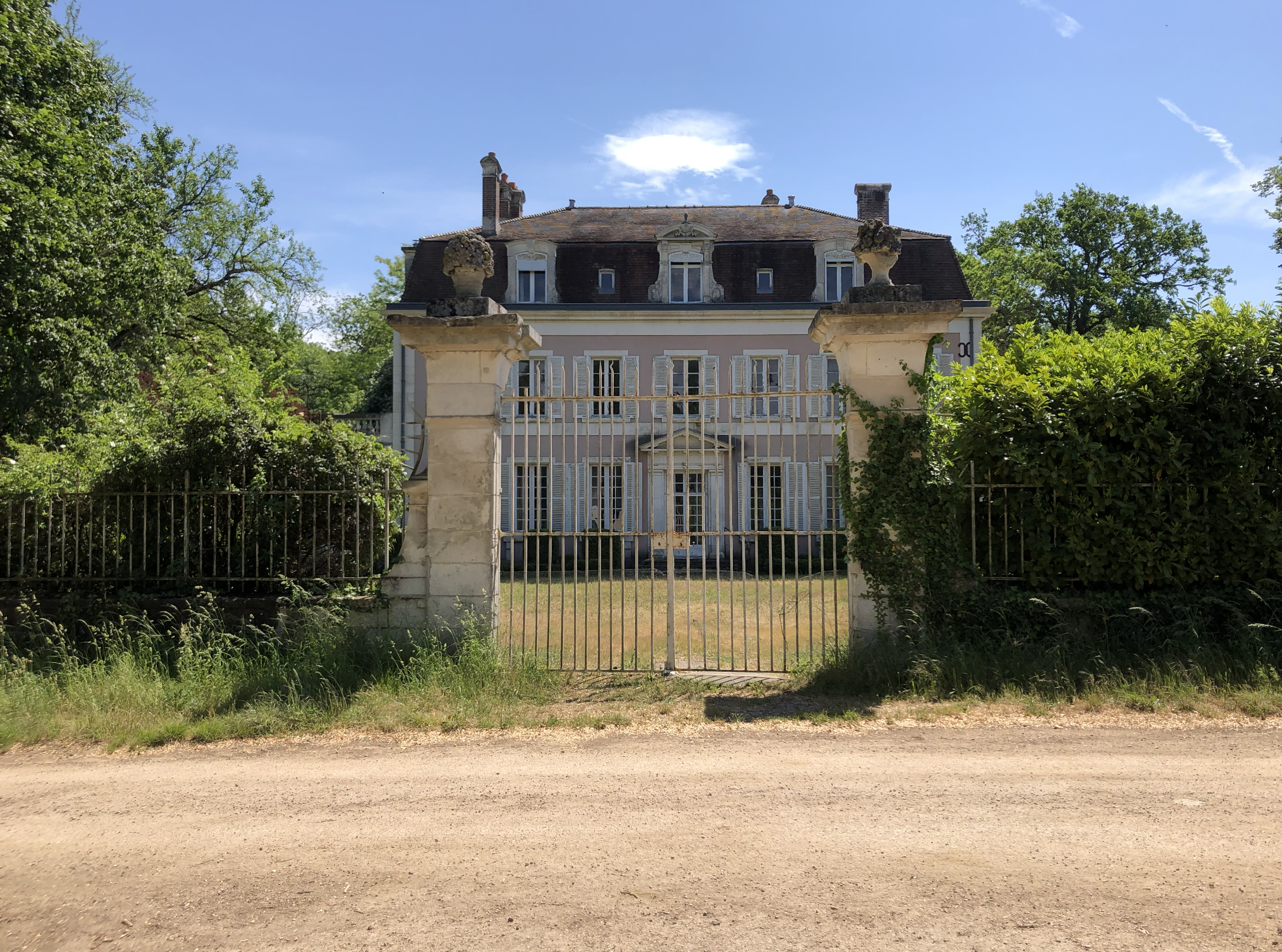 Façade avant et portail du Château des Chesney dans l’Yonne – projet de restauration Jean-Baptiste Brulé – JBB Architecture