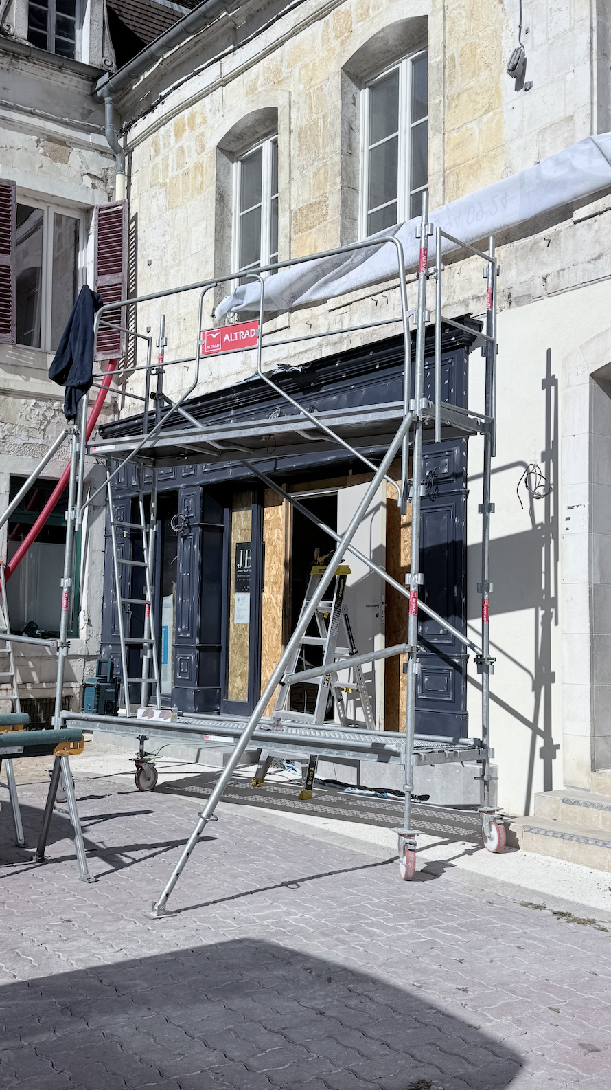 Façade commerciale en rénovation à Chablis avec menuiserie et façade bois ancienne sur mesure, création d’un commerce par JBB Architecture