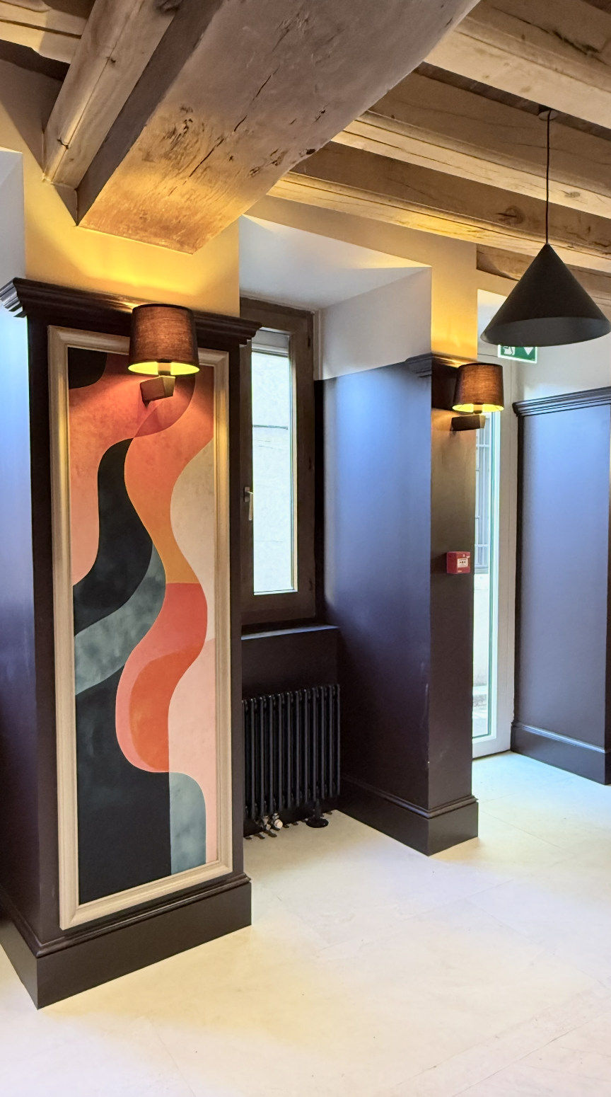 Panneau acoustique décoratif vertical réalisé par JBB architecte d’intérieur pour le restaurant Le Jean Maurice à Chablis, avec composition graphique contemporaine aux teintes chaudes.