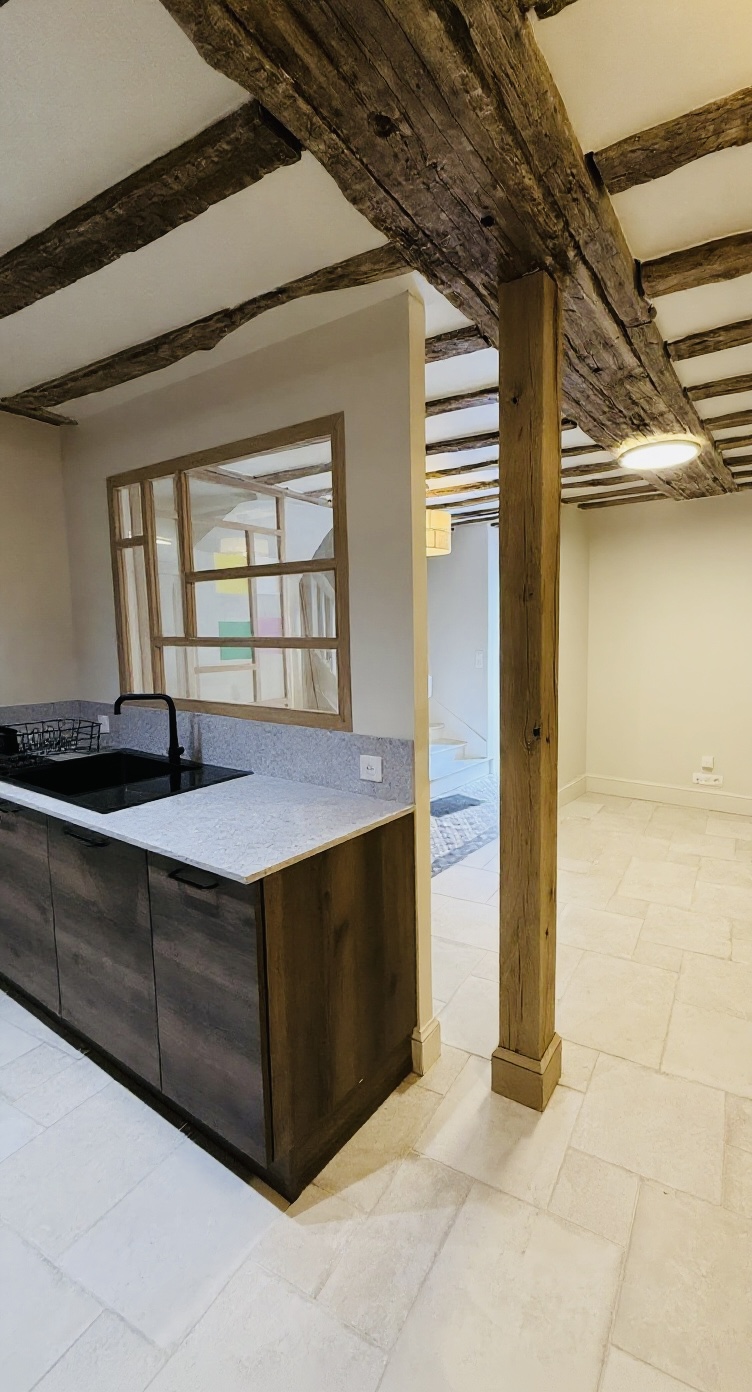 Rénovation d’un salon dans une maison à Chablis avec parquet en chevrons, poutres apparentes et luminaires TK Lighting – projet JBB Architecture par Jean-Baptiste Brulé