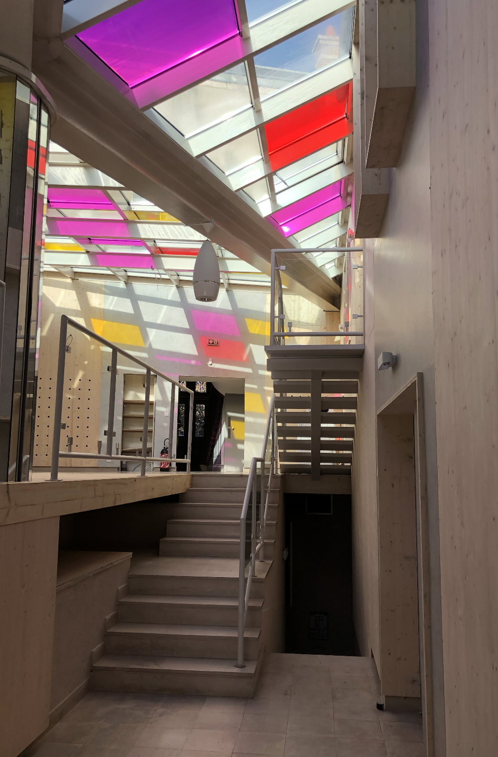 Escalier moderne et verrière colorée à la Chambre du Commerce d’Auxerre – projet JBB Architecture