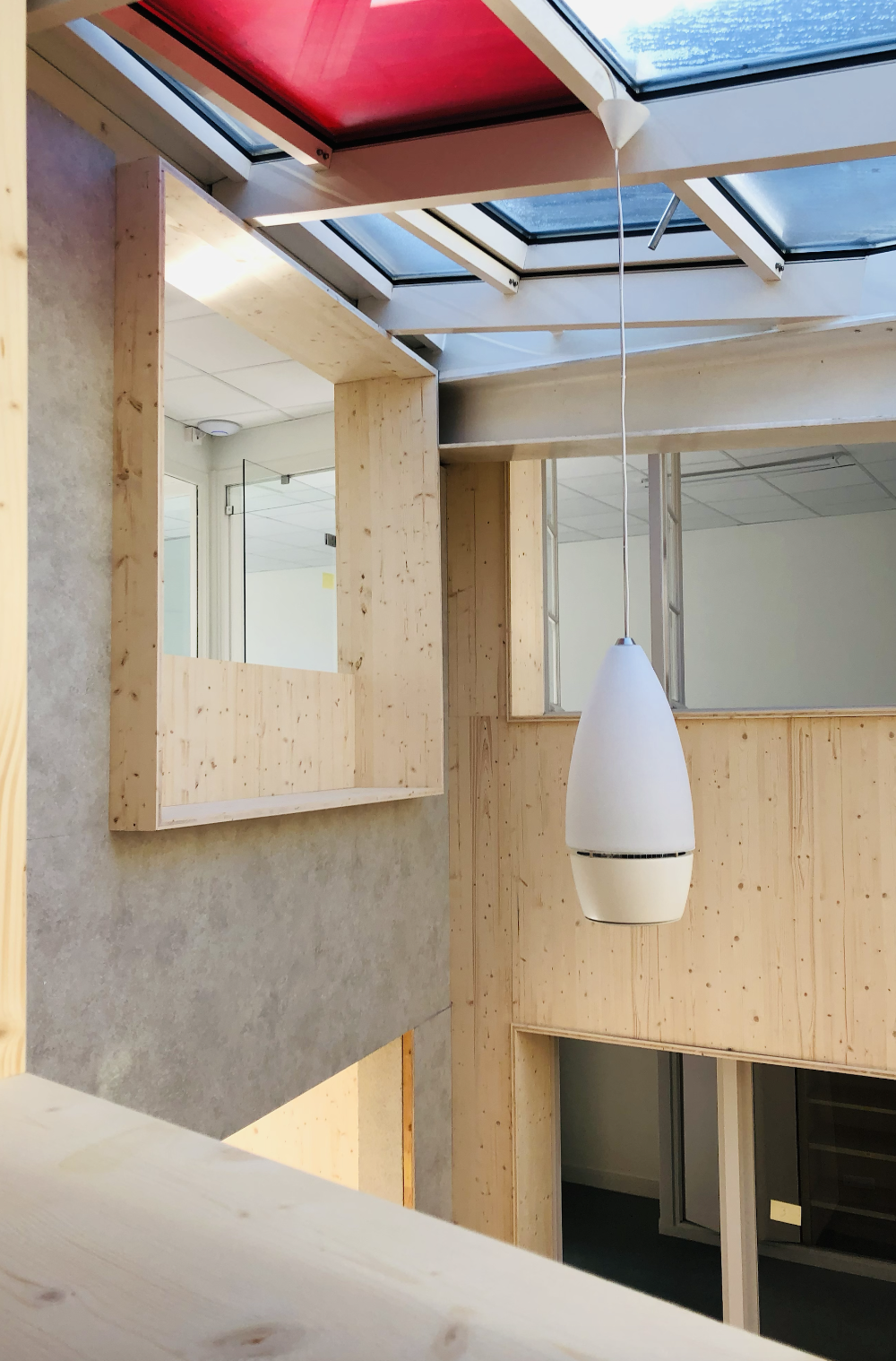 Aménagement intérieur en bois avec puits de lumière à la Chambre du Commerce d’Auxerre – projet JBB Architecture